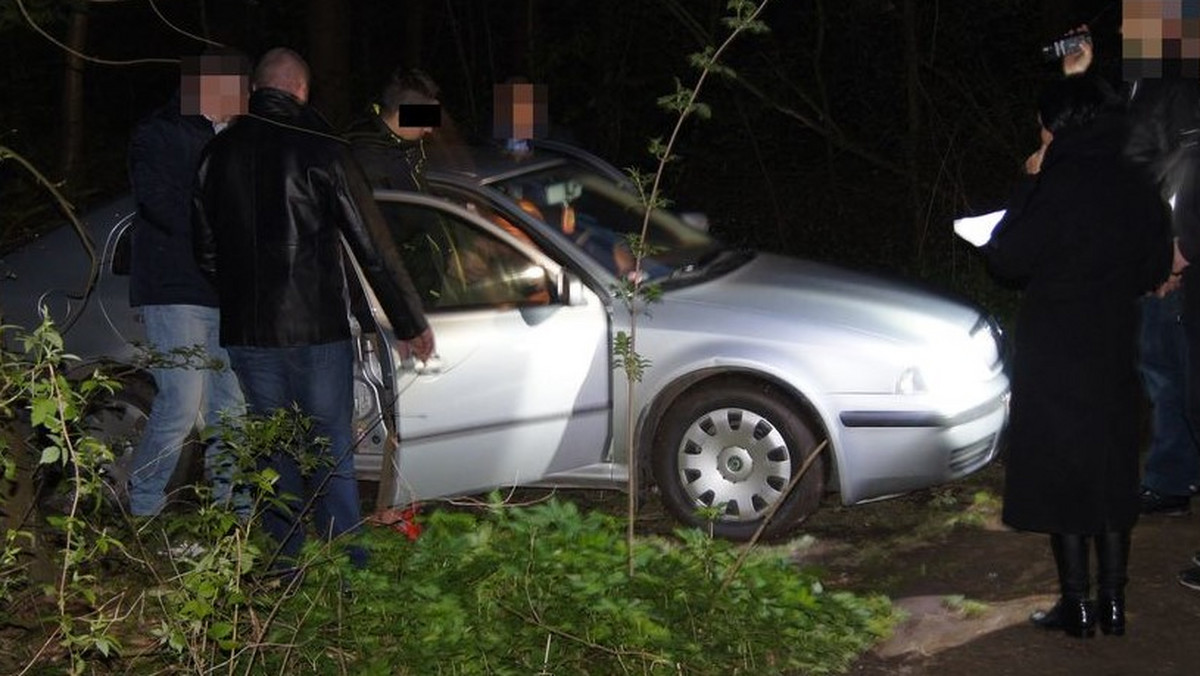 Do brutalnej zbrodni doszło niedaleko Siedlec na Mazowszu. Dwaj 19-latkowie zamordowali o rok młodszą koleżankę. Młoda kobieta zginęła po tym, jak napastnicy wielokrotnie uderzyli ją w głowę twardym narzędziem, prawdopodobnie młotkiem – dowiedział się Onet. Zostali już zatrzymani. Śledczy ustalają motywy zabójstwa.