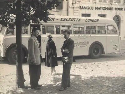 Autobus reklamujący linię Albert Tours z Londynu do Kalkuty