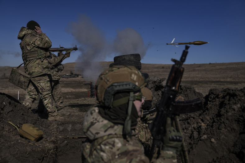 Ukraińscy żołnierze podczas sesji instruktażowo-szkoleniowej w nieokreślonym miejscu w pobliżu Czasiw Jaru, 27 lutego 2024 r.