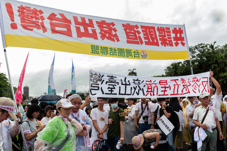 Protestujący w Tajpej trzymają transparenty z napisami: "Chiny, wynocha z Tajwanu!"
