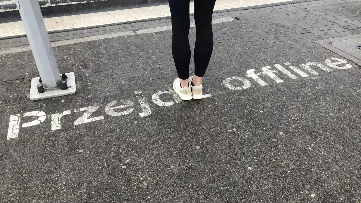 Napis przed przejściem dla pieszych