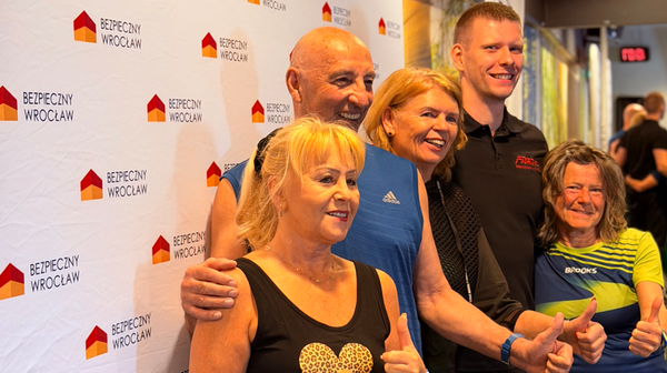 Remigiusz Ampulski, pomysłodawca zajęć z cyklu Bezpieczny Senior, wraz z podopiecznymi. 