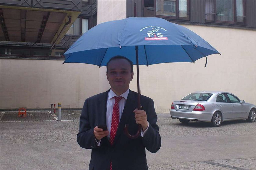 Lider SLD pod parasolem PiS. Co za wstyd! FOTO