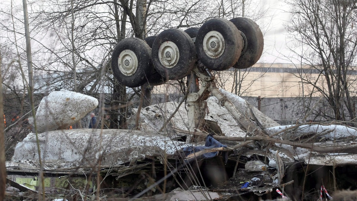 Katastrofa smoleńska to rana na polskim społeczeństwie, która po pięciu latach wciąż się nie zagoiła - pisze w związku z rocznicą największy szwedzki dziennik "Dagens Nyheter".