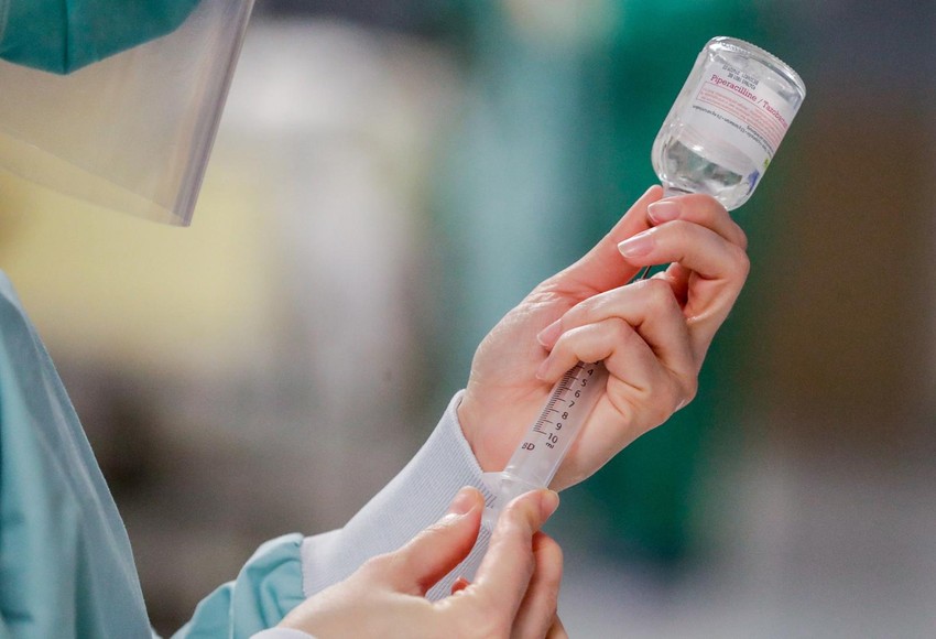 Napravio je miks lekova i dodao ih u tortu koju je poslužio kolegama