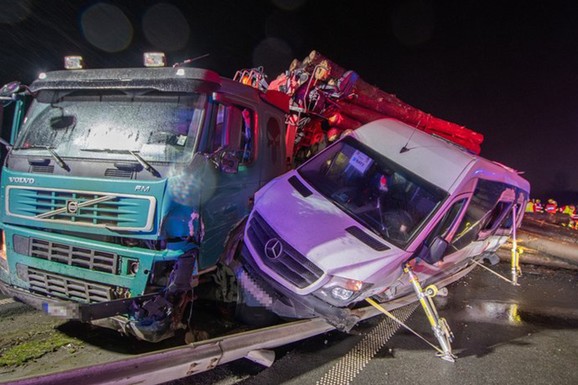 OPŠTI HAOS NA AUTO-PUTU Kamionu pukla guma, nastao karambol: Sedam vozila učestvovalo u jezivoj nesreći, jedan muškarac poginuo, pet osoba povređeno (FOTO, VIDEO)