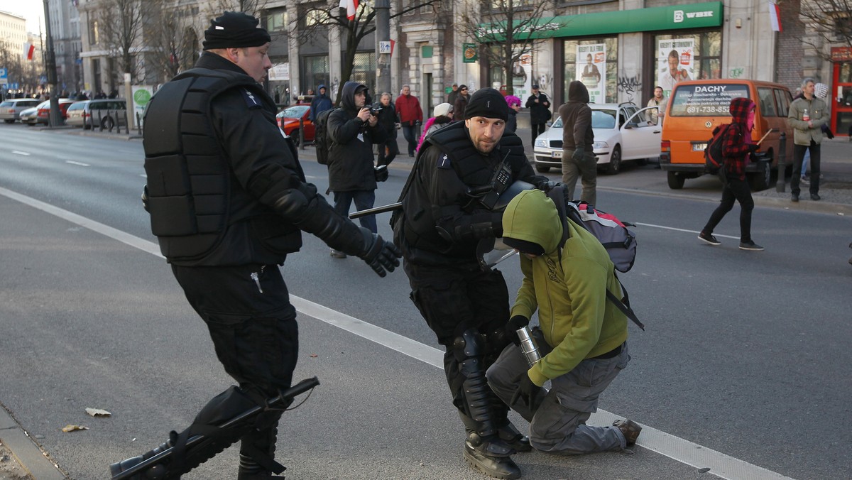 Uczestnicy Marszu Niepodległości ruszyli w kierunku blokady "Kolorowa niepodległa". Rzucali w kierunku policji race i petardy. Wykrzykiwali hasła, między innymi "Raz sierpem, raz młotem, czerwona hołotę". Marsz Niepodległości jest organizowany przez środowiska narodowe. Jego blokadę zapowiadają organizacje lewicowe.