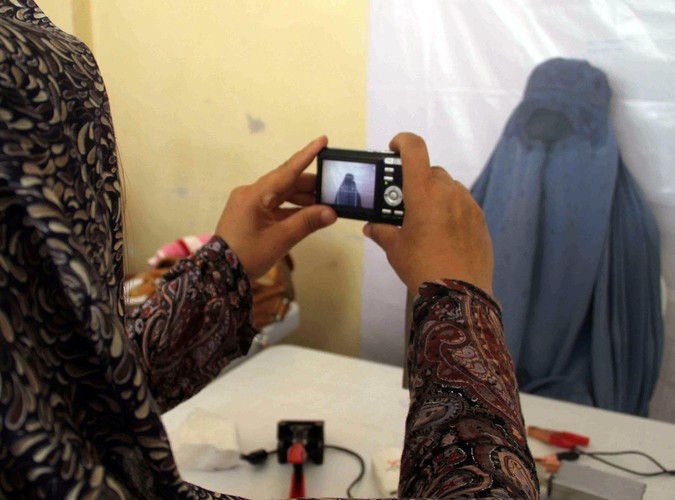 Afganki rejestrowały się, by zagłosować w wyborach