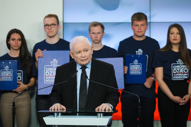 Jarosław Kaczyński zapowiada walkę z "seksualizacją dzieci". Komentarz Tuska: Mdłości...