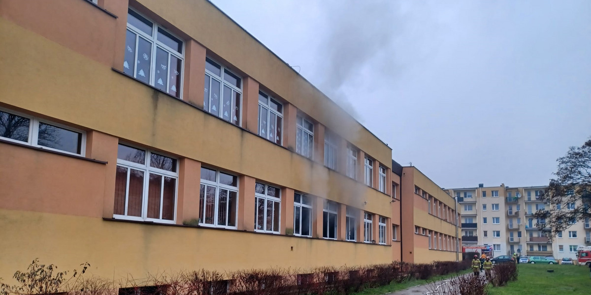 Pożar sali lekcyjnej w szkole w Łęczycy( Łódzkie). Straż pożarną wezwał świadek