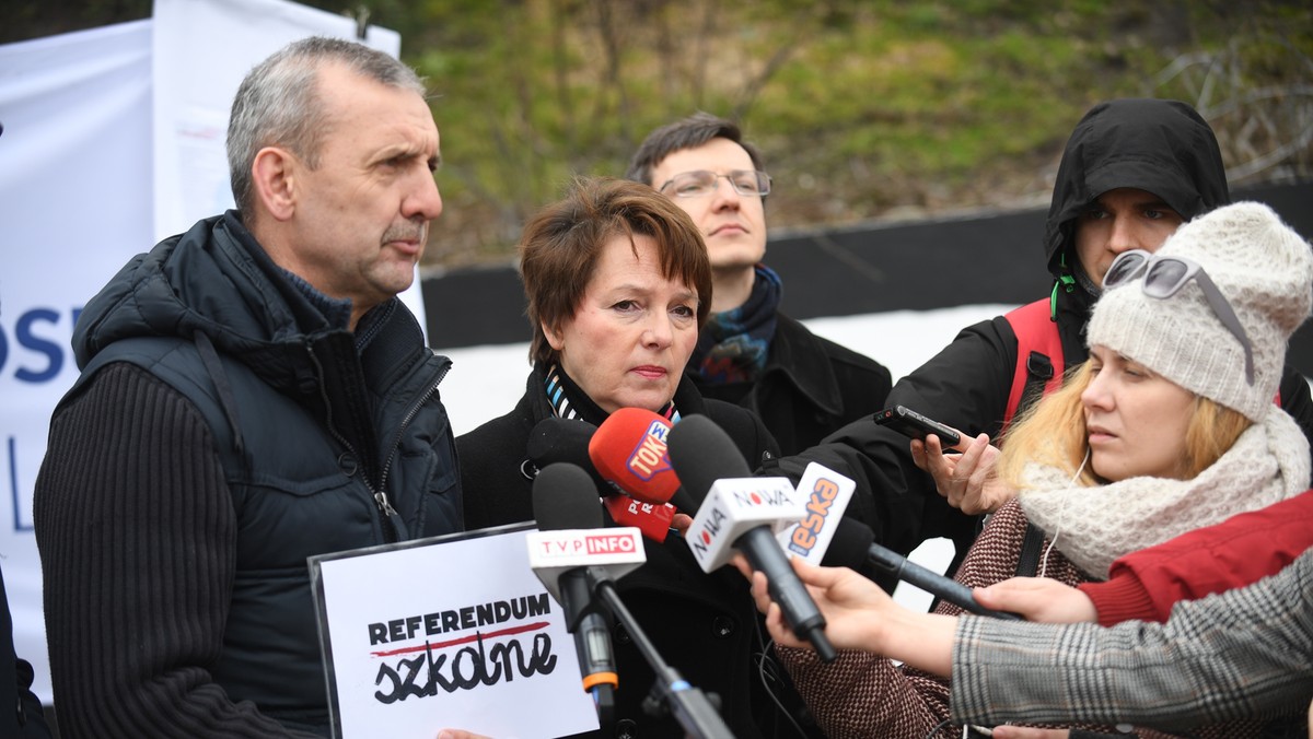 - Zebrano już ponad 350 tys. podpisów pod wnioskiem o referendum ws. reformy edukacji - poinformował dziś prezes Związku Nauczycielstwa Polskiego Sławomir Broniarz. Inicjatorzy referendum zbierają podpisy w Warszawie. - W czerwcu będziemy świętować odwołanie reformy edukacji, bo żadna władza nie wytrzyma sprzeciwu milionów rodziców - dodał jeden z organizatorów rodzicielskiego strajku szkolnego, Olgierd Porębski.