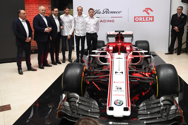 Kierowcy zespołu Alfa Romeo Racing Orlen: Antonio Giovinazzi (3P), Kimi Raikkonen (P) i Robert Kubica (2P), szef zespołu Frederic Vasseur (L), wicepremier, minister aktywów państwowych Jacek Sasin (2L) oraz prezes zarządu PKN ORLEN Daniel Obajtek (3L)