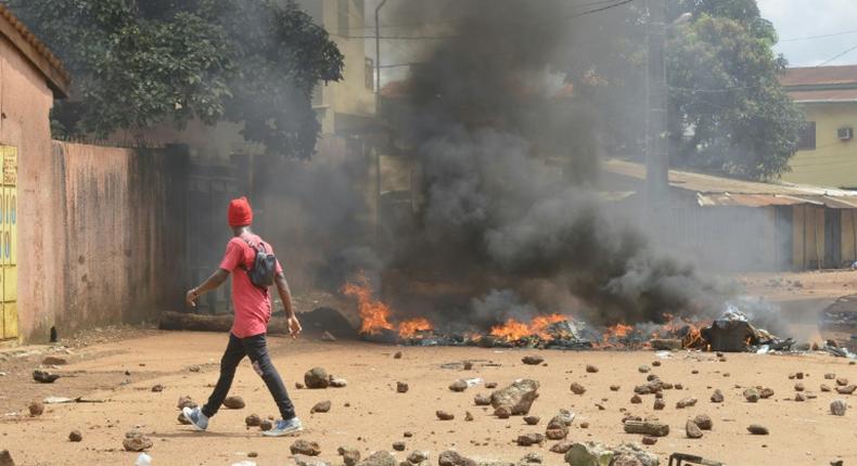 Pockets of violence have erupted around the outer districts of Conakry, with hundreds of police clashing with demonstrators