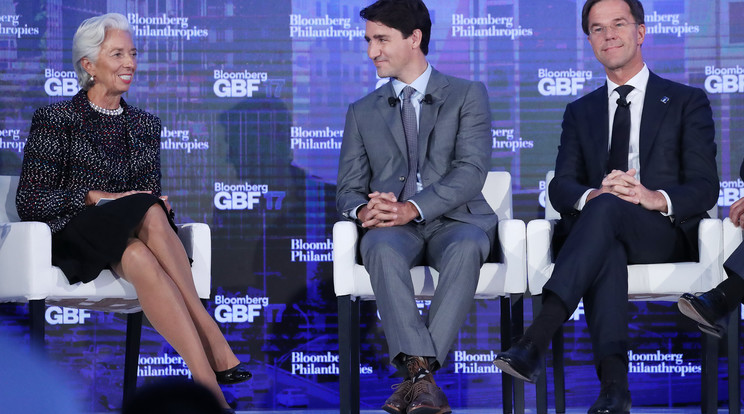 Justin Trudeau 
kanadai kormányfő Christine Lagarde-ot tisztelte
meg új zoknijával /Fotó: MTI