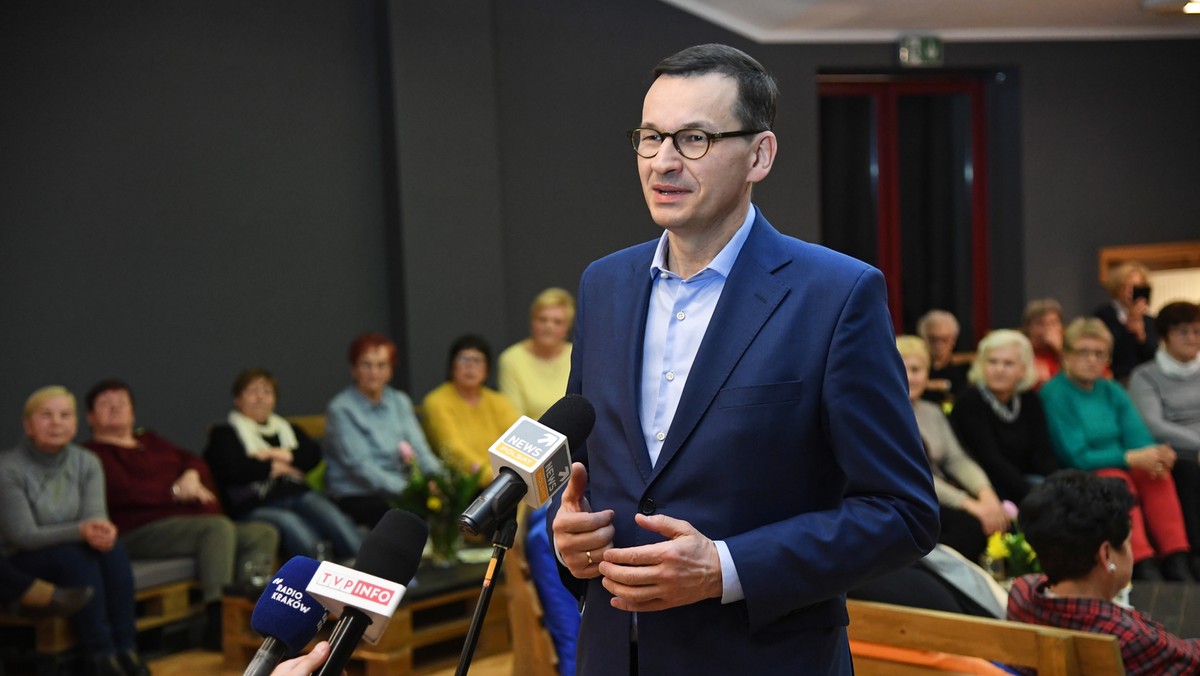 Premier Mateusz Morawiecki oznajmił tuż przed rozpoczęciem szczytu UE, że powinno się dać Wielkiej Brytanii szanse i przedłużyć brexit o 2-3 miesiące. Sprzeciwił się przy tym stawianiu jakichkolwiek warunków Londynowi.