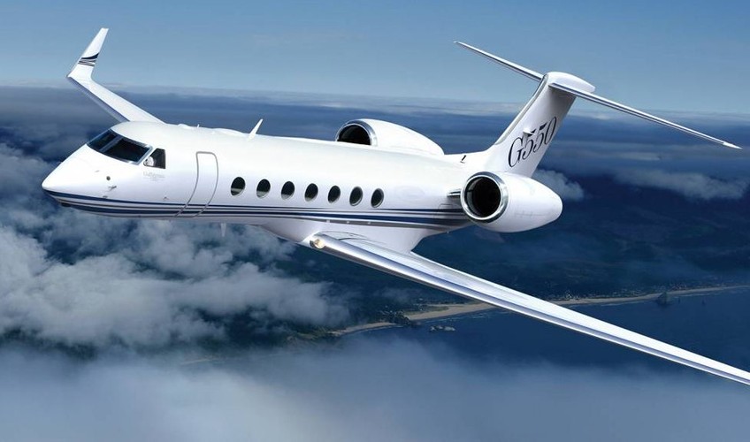 <strong>Gulfstream G550</strong>
<br></br>
Dwie sztuki tych nowoczesnych odrzutowców nabyliśmy w ubiegłym roku do wożenia najważniejszych osób w państwie. Mają one zasięg ponad 12 tys. km, a wraz z czterema członkami załogi może podróżować 14 pasażerów. Za dwie jednostki zapłaciliśmy prawie 0,5 mld zł. Flotę obsługującą VIP-ów mają uzupełnić trzy Boeingi 737, z których jeden jest już w Polsce, a pozostałe dwa mają trafić do nas za dwa lata. Koszt zakupu tych maszyn to ponad 2 mld zł.
<br></br>