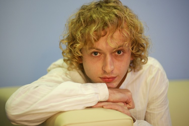 Rafał Fudalej<br /><br />Ma za sobą świetny sezon. W Teatrze Polonia u boku Krystyny Jandy przekonująco zagrał w „Zmierzchu długiego dnia” Eugene’a O’Neilla, po kilku latach przeczekiwania w końcu do kin trafił również „Był sobie dzieciak” Leszka Wosiewicza, w którym Fudalej zagrał tytułową rolę. Jednak najciekawsze rezultaty artystyczne przyniosły spotkania młodego aktora ze studentami albo absolwentami uczelni filmowych. W wielokrotnie nagradzanym „Żarze” Bartosza Kruhlika zrealizowanym pod opieką pedagogiczną Mariusza Grzegorzka zagrał wieloznacznego intruza, jeszcze ciekawszy był w „Matce” Łukasza Ostalskiego. W roli grzesznego syna tytułowej matki (wreszcie filmowa kreacja z prawdziwego zdarzenia w wykonaniu Danuty Stenki) był przejmujący: jednocześnie wyzywający i cierpiący. Bohater skazany na ból istnienia. W ogóle w postaciach z przetrąconym kręgosłupem, nadwrażliwych i wewnętrznie zagubionych Fudalej nie ma sobie równych, myślę jednak, że stać go również na zupełnie inne wyzwania. Oby się udało.