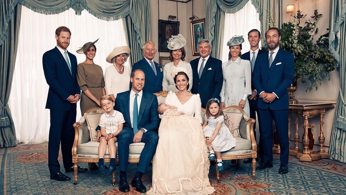 Chrzest księcia Louisa odbył się w poniedziałek, 9 lipca. W niedzielę na Twitterze brytyjskiej rodziny królewskiej pojawiły się cztery fotografie z ceremonii.