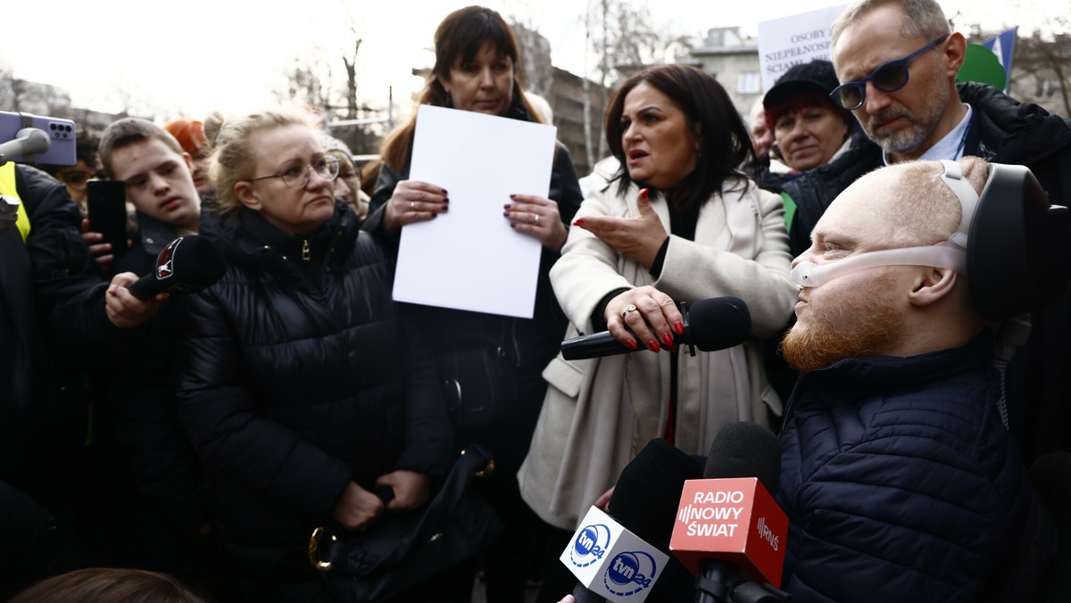 Protest osób z niepełnosprawnościami przed Sejmem. Doszło do awantury