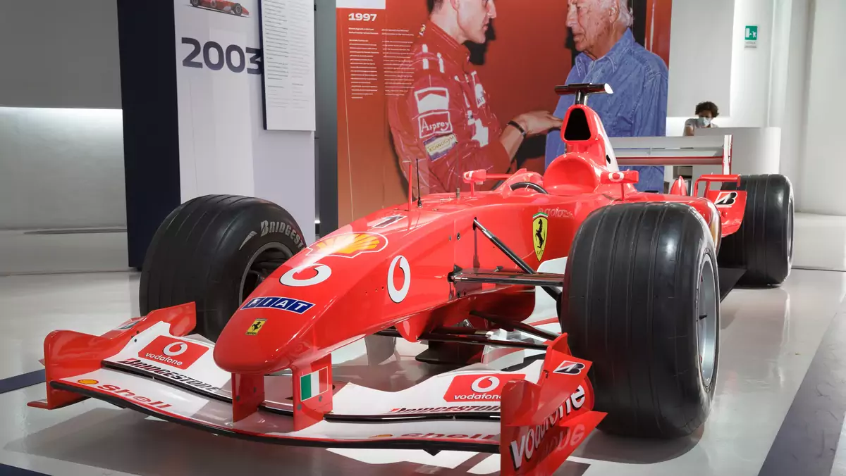 Ferrari F2003-GA wystawiony w muzeum Enzo Ferrari w Modenie we Włoszech