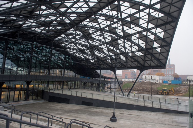 Według pierwotnej umowy podróżni już dawno powinni korzystać z nowego dworca. Teraz termin oddania do użytku całej inwestycji oddala się o rok. Jest jednak małe światełko w tunelu pod Łodzią. <br><br>fot. (gm/cat) PAP/Grzegorz Michałowski