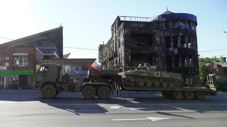 Pojazdy armii rosyjskiej na ulicach Mariupola