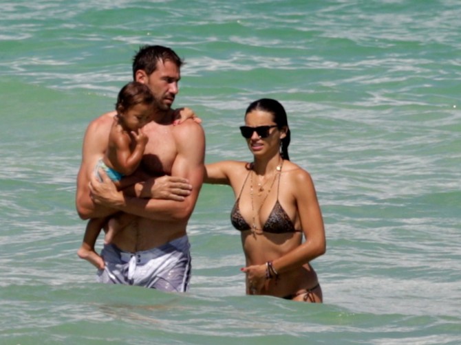 Marko Jarić i Adrijana Lima sa ćerkom Valentinom 2011. godine