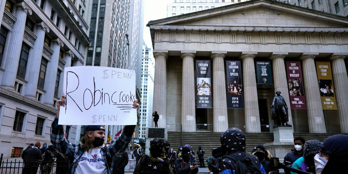 Inwestor protestujący przed siedzibą giełdy nowojorskiej przeciwko ograniczeniom w zakupie akcji wprowadzonym przez aplikację Robinhood