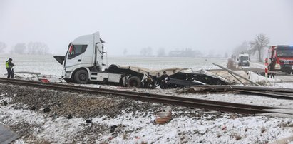 Koszmar na przejeździe. Ciężarówka aż zmiotła pociąg z torów