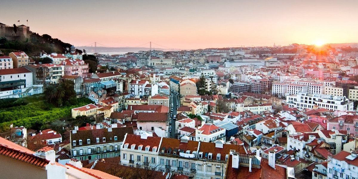 Panorama Lizbony o zachodzie słońca/materiały prasowe Albatros