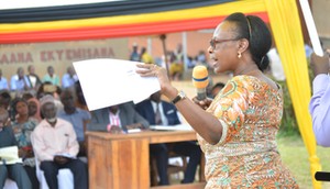 Minister Alice Kaboyo speaking at the launch of the classroom blocks