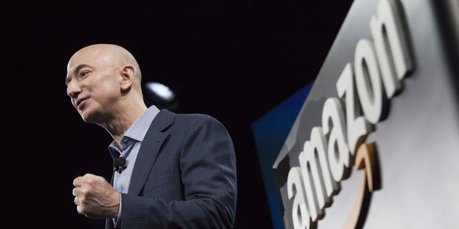 Jeff Bezos, prezes Amazona, ma powody do radości