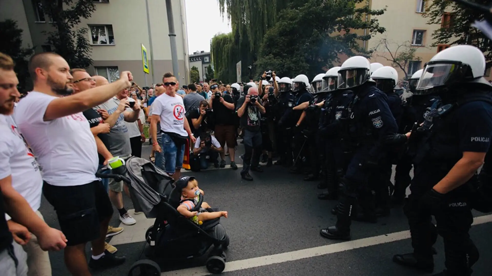 5-minutowy skrót zamieszek w Białymstoku. "Niesłychana nienawiść i nieszczelny kordon policji"