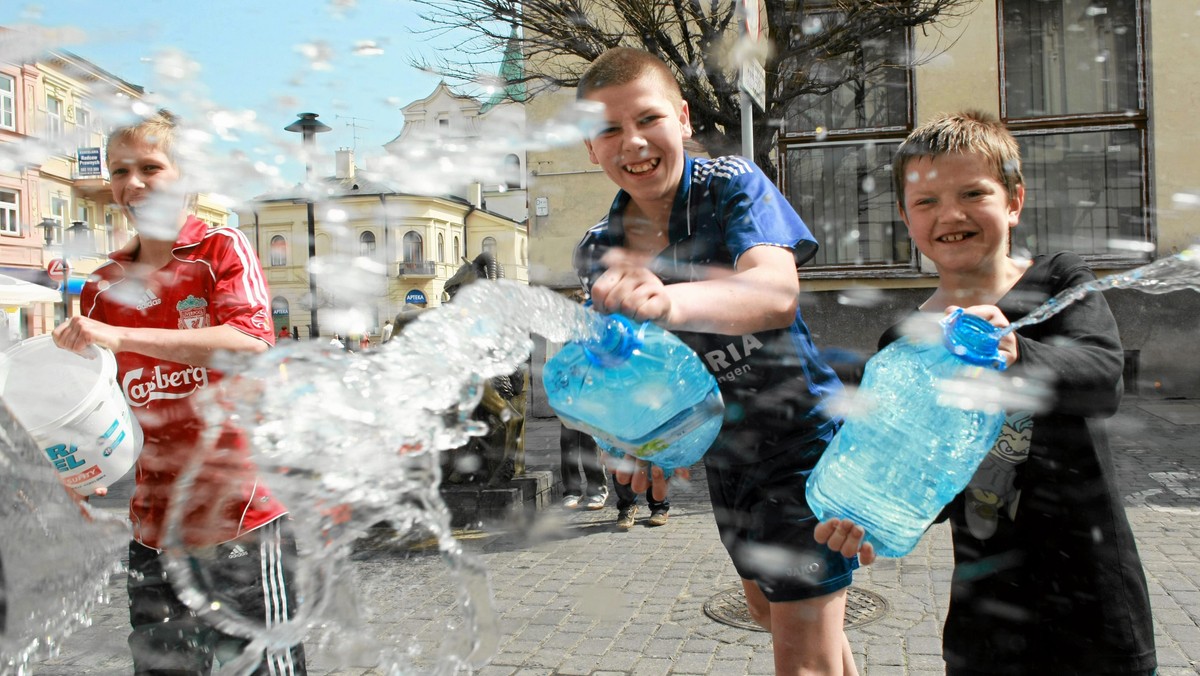 Dziady śmigustne to słomiane maszkary, które od wieków - w nocy z niedzieli wielkanocnej na poniedziałek - chodzą po wsi Dobra koło Limanowej (Małopolskie). Ten jeden z najstarszych polskich zwyczajów ludowych, związany z legendą o Tatarach, wciąż jest żywy w wiosce.