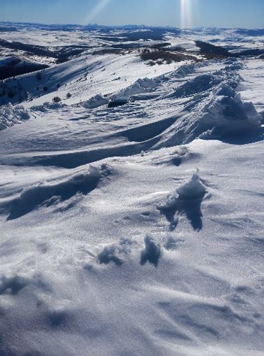 Sneg zavejao automobil na Goliji