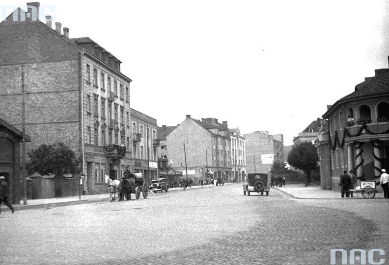 Fragment ulicy Starowiejskiej. Widoczne samochody i dorożki. Rok 1923