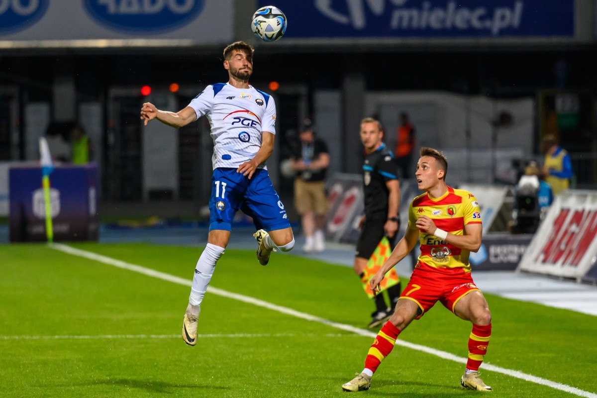 Zawodnik PGE FKS Stali Mielec Krzysztof Wołkowicz (L) i Dominik Marczuk (P) z Jagiellonii Białystok podczas meczu 31. kolejki piłkarskiej Ekstraklasy