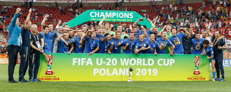 Ukraina świętuje triumf w MŚ U-20 2019 po zwycięstwie w finale z Koreą Południową. Mecz sędziował Ismail Elfath