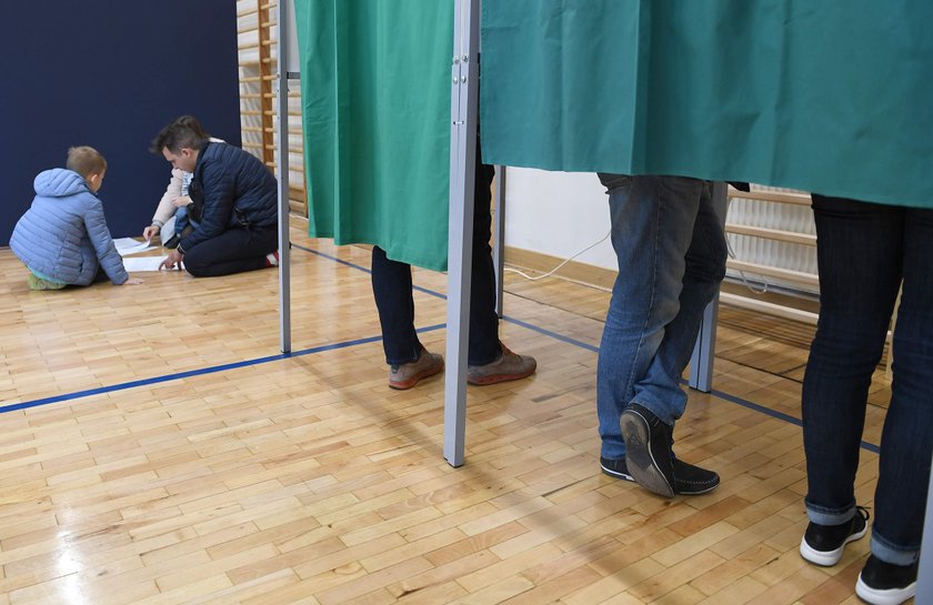 Wybory samorządowe 2018. Długie kolejki w komisjach wyborczych