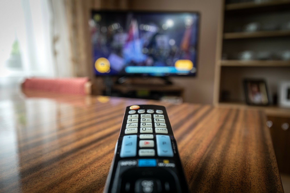 Ile osób wciąż ogląda tradycyjną telewizję w Polsce? [SONDAŻ]