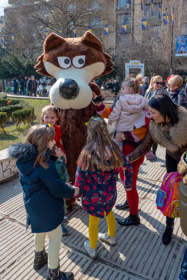 Vučko, maskotka zimowych igrzysk olimpijskich w 1984 r., świętuje z dziećmi Dzień Niepodległości, Sarajewo, Bośnia i Hercegowina, 1 marca 2019 r.