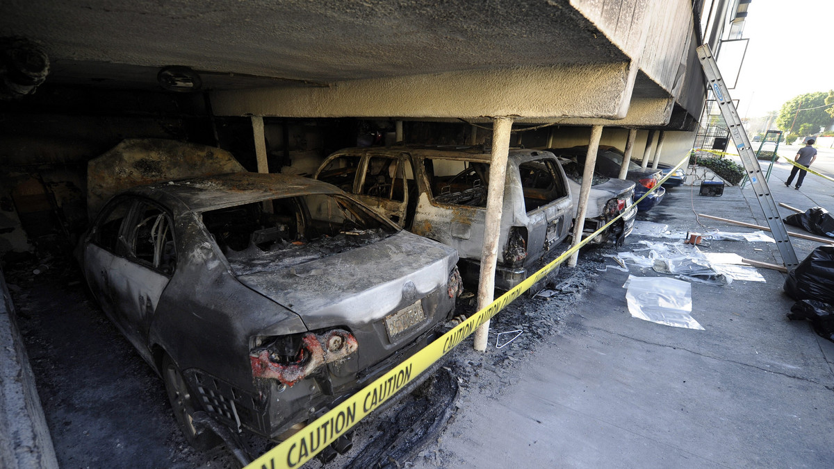 W około 12 miejscach w Hollywood (USA) wybuchły pożary - najpierw płonęły samochody, potem żywioł przenosił się na domy. Policja podejrzewa podpalenia. Jeden ze strażaków został ranny. - Mogłam zginąć. Ludzie, którzy to robią, powinni przestać - mówi jedna z mieszkanek słynnego miasta.