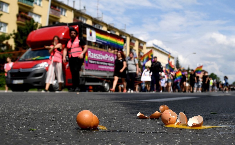 Jajka, rzucane w uczestników marszu