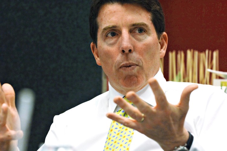 W ciągu dekady Robert Diamond Jr. uczynił Barclays Capital, oddział Barclays zajmujący się rynkiem obligacji, jedną z największych firm inwestycyjnych świata. Jego najważniejsze posunięcie miało miejsce we wrześniu 2008 roku, gdy zakupił amerykańską spółkę należącą do nieistniejącej już firmy Lehman Brothers. Dziś Robert Diamond Jr. zasiada w byłej siedzibie Lehman Brothers na Times Square, zastanawiając się jak przekształcić Barclays w jedną z trzech najważniejszych korporacji bankowych.