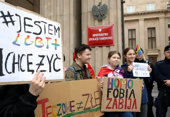 "Tęczowy piątek": ksiądz chwali, Ministerstwo Edukacji krytykuje, młodzież manifestuje