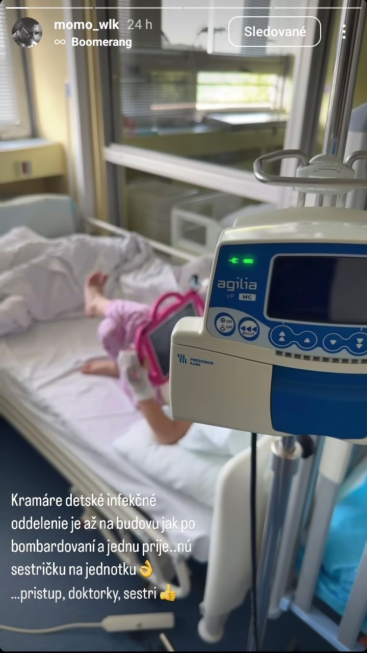 Slovenský raper Momo, vlastným menom Roman Grigely skončil s dcérkou na infekčnom oddelení.