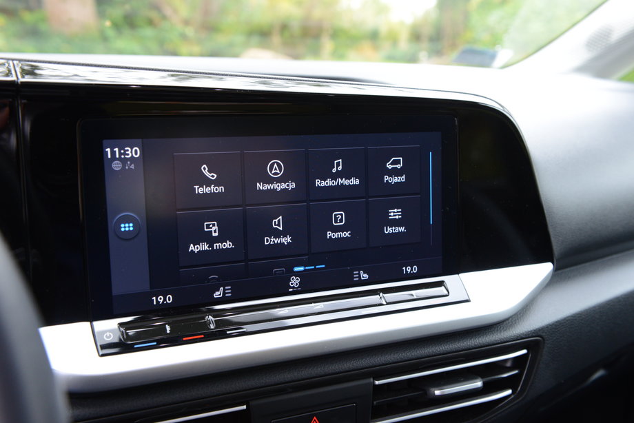 Ford Tourneo Connect 1.5 EcoBoost to bogato wyposażone auto, nawet w standardzie, ale akurat duży ekran systemu multimedialnego wymaga dopłaty.
