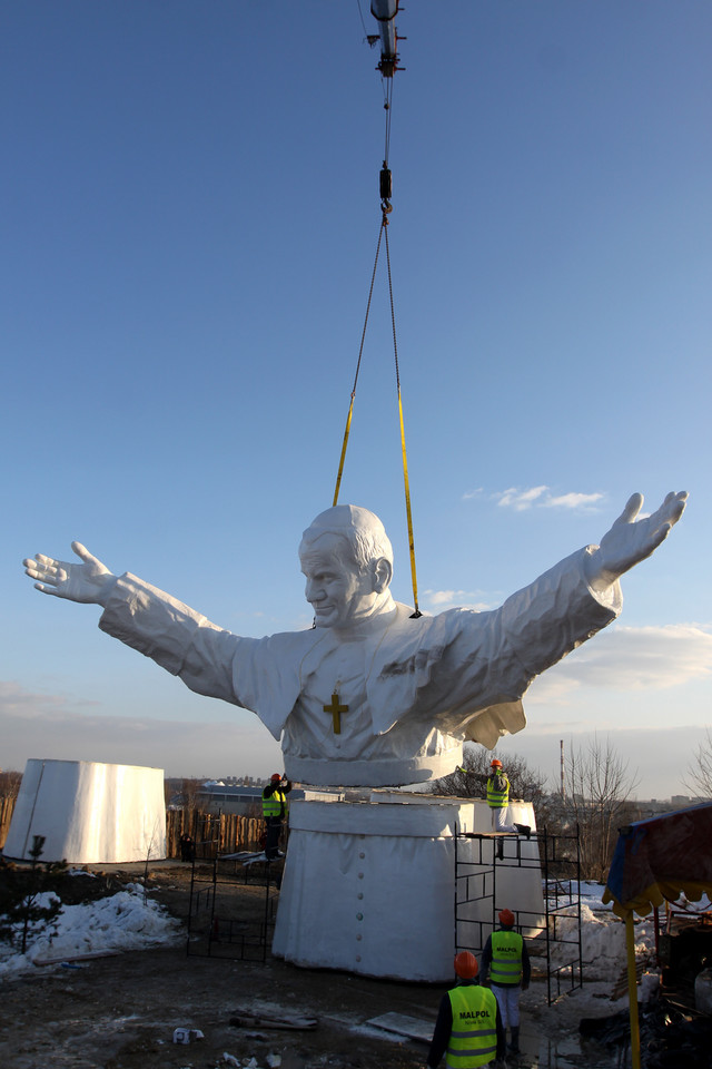 Gigantyczny pomnik papieża jest już gotowy