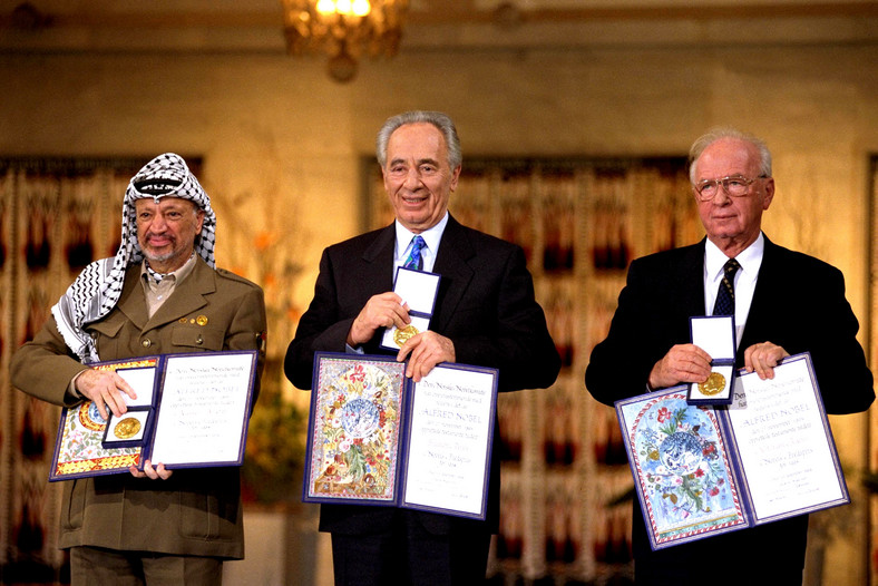 Od prawej: premier Izraela Icchak Rabin, minister spraw zagranicznych Izraela Szimon Peres i lider Autonomii Palestyńskiej Jaser Arafat, laureaci Pokojowej Nagrody Nobla, 1994 r., w Oslo