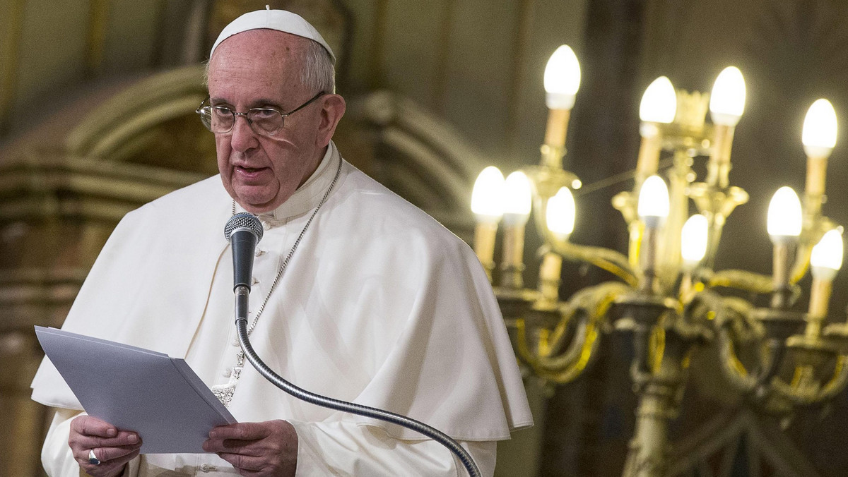 Papież Franciszek powiedział dzisiaj podczas wizyty w synagodze w Rzymie, że doświadczenie Holokaustu uczy, iż konieczna jest czujność, by na czas stanąć w obronie godności ludzi i pokoju. Przypomniał, że Kościół potępia wszelkie formy antysemityzmu.